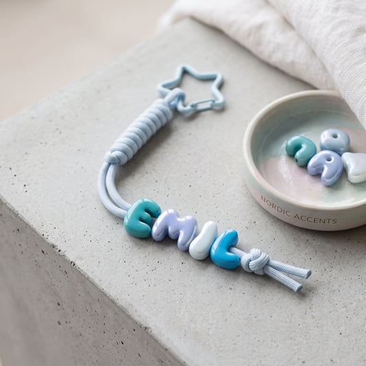 Bag charm með nafni bleikt & blátt